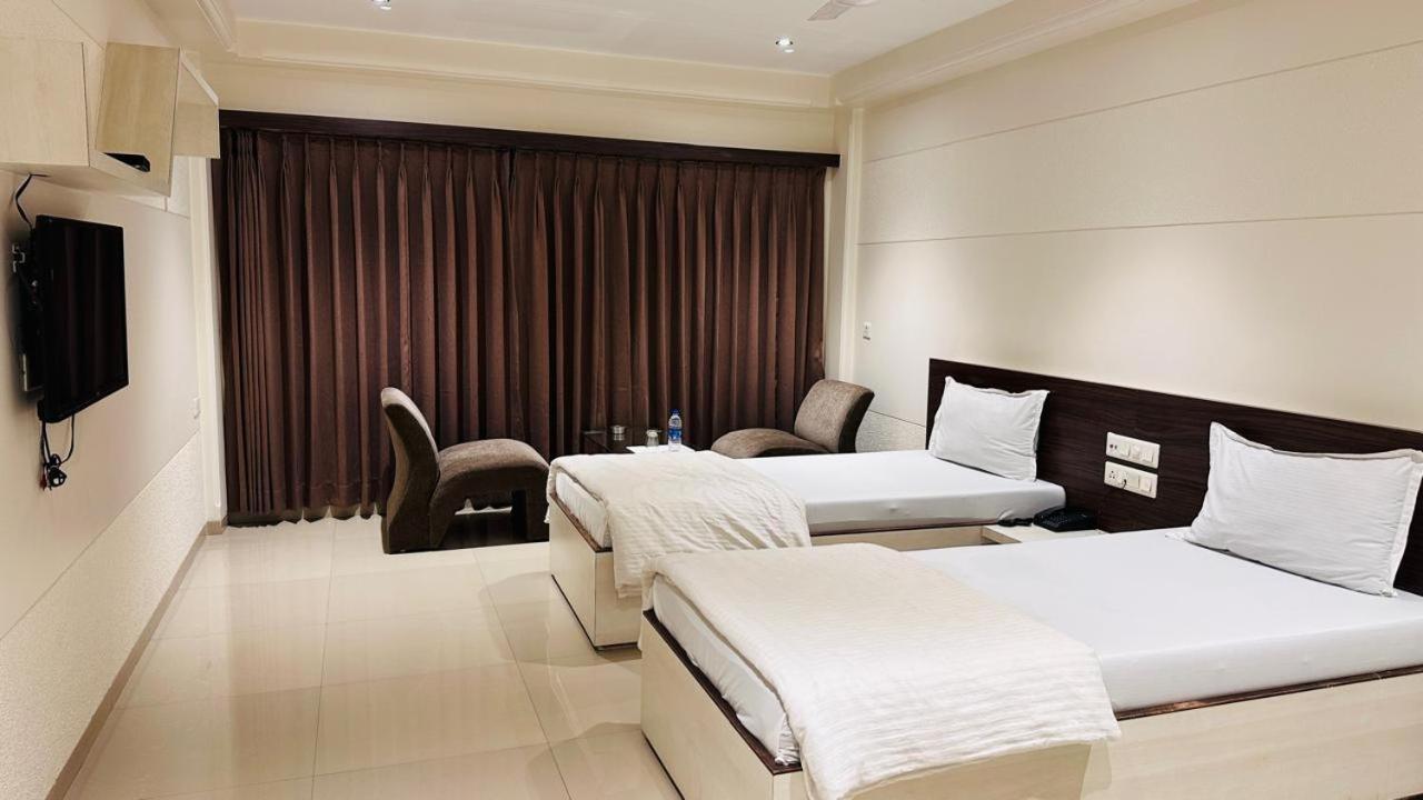 Hotel Ostria Сурат Екстер'єр фото