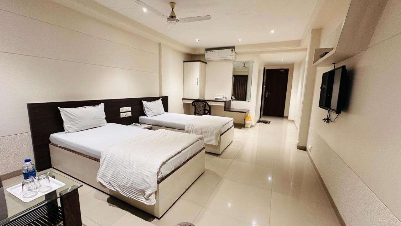Hotel Ostria Сурат Екстер'єр фото