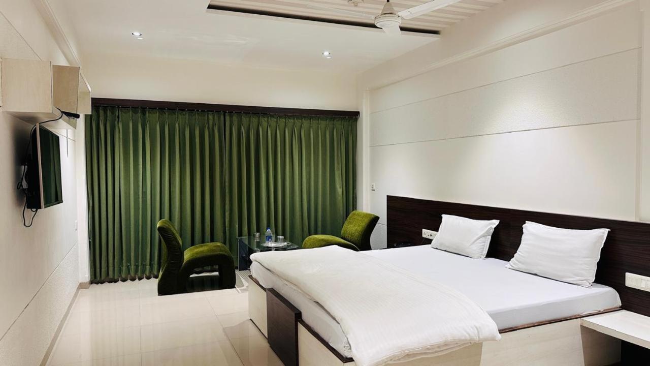 Hotel Ostria Сурат Екстер'єр фото