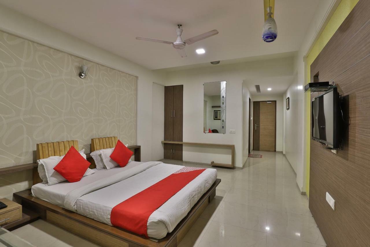 Hotel Ostria Сурат Екстер'єр фото